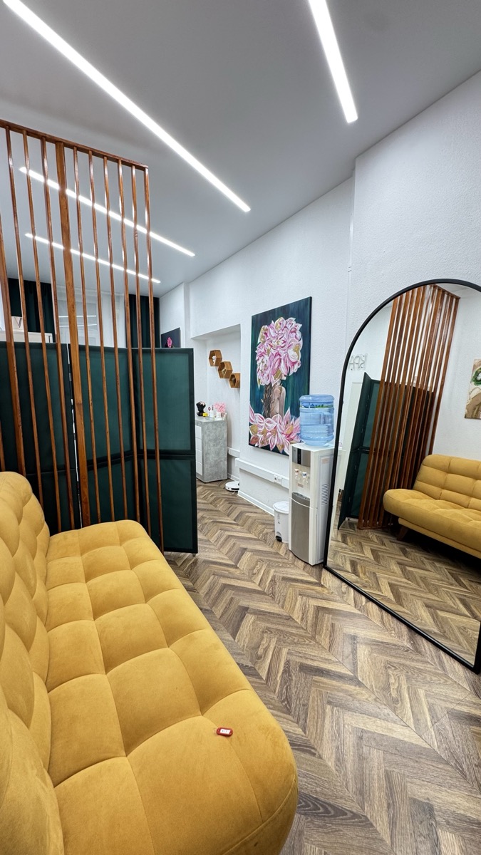 Зона ожидания студии YOU LAZER